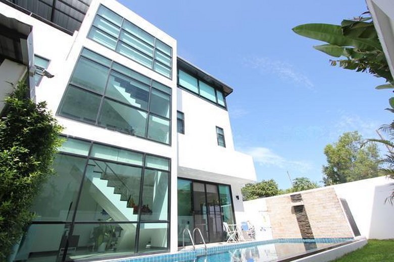 Villa to buy leasehold or Thai freehold with Chanote title deed in Phuket