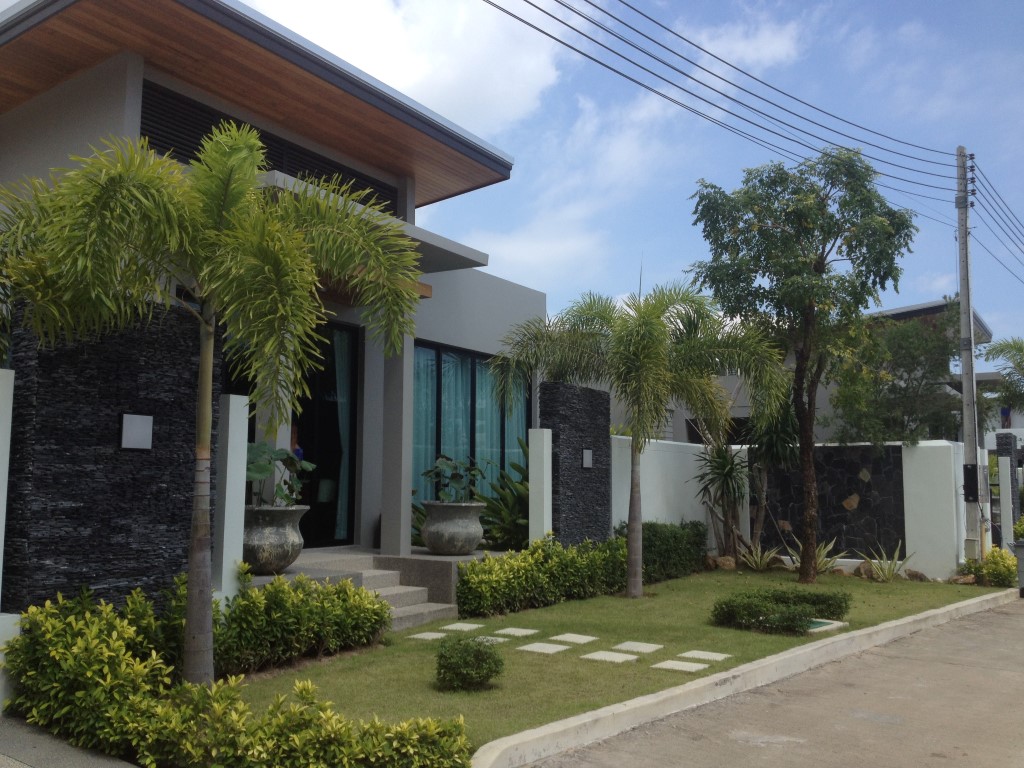 Villas in resort style that have full in-house facilities provided for couples or families in Phuket