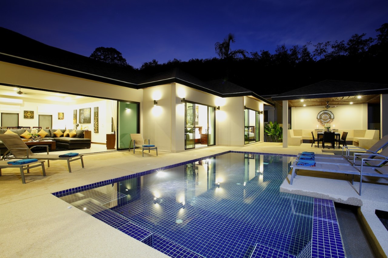 Villa - swimming pool with integral Jacuzzi in Phuket