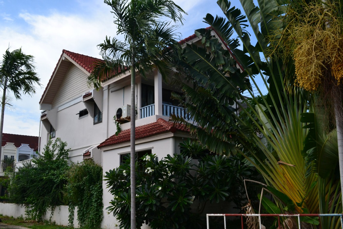 Villa is set in a quiet Soi in the heart of Chalong Phuket