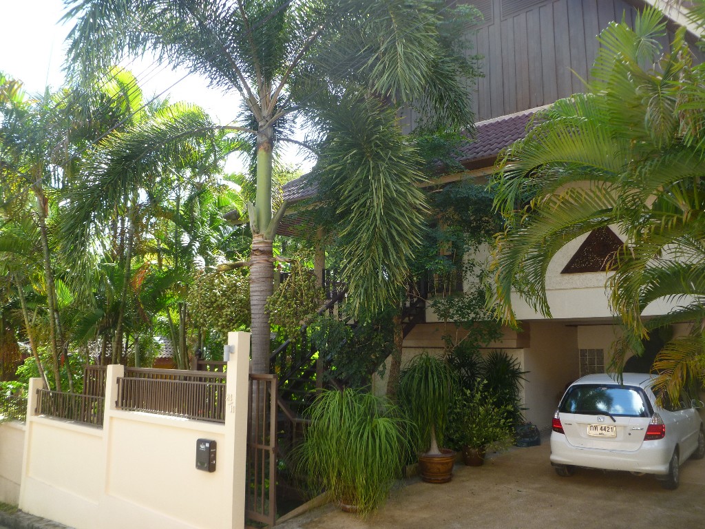 Villa with large pool, lush tropical garden, 3 bedrooms, 2 bathrooms