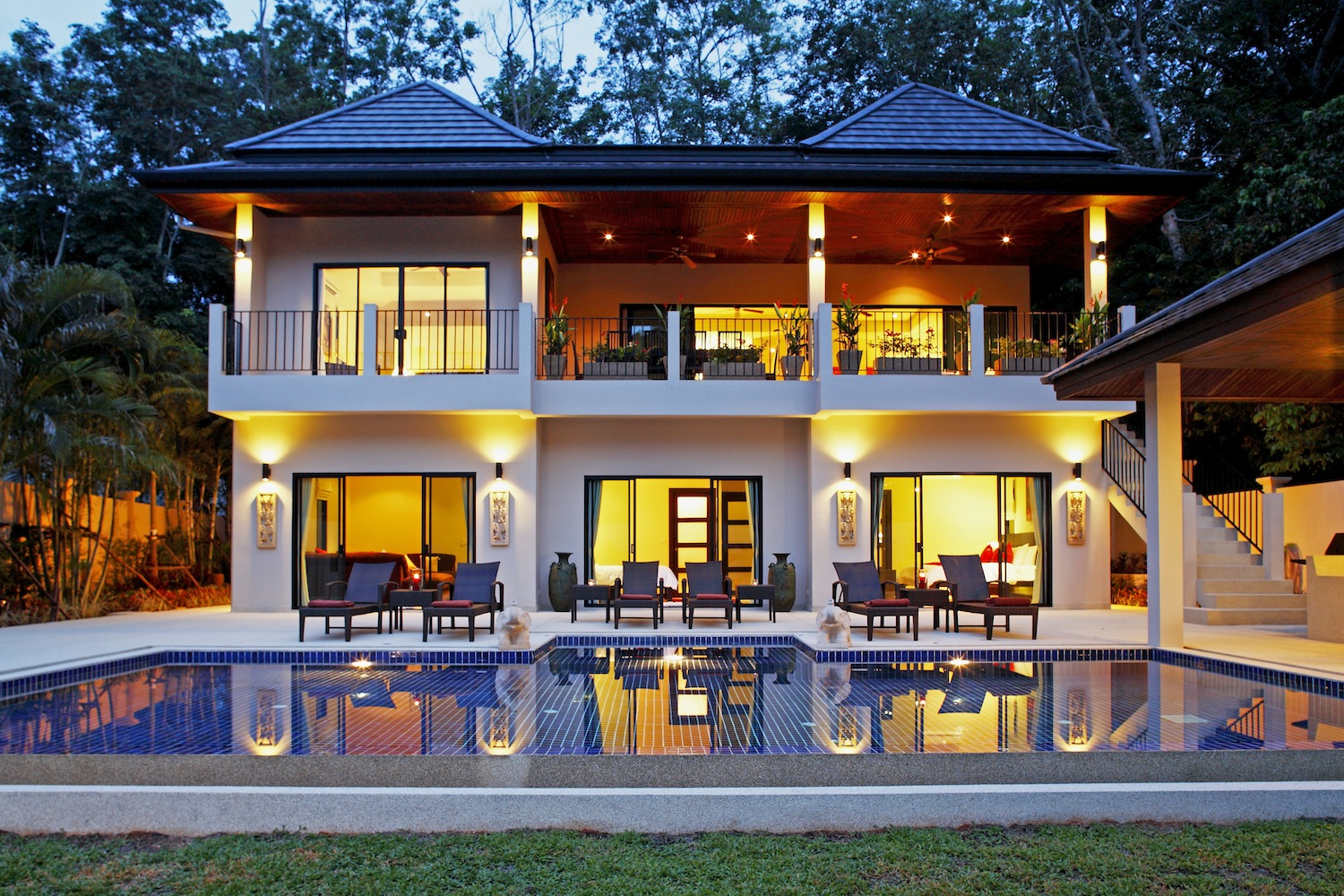 7 bedroom deluxe family Phuket pool villa in Nai Harn Phuket