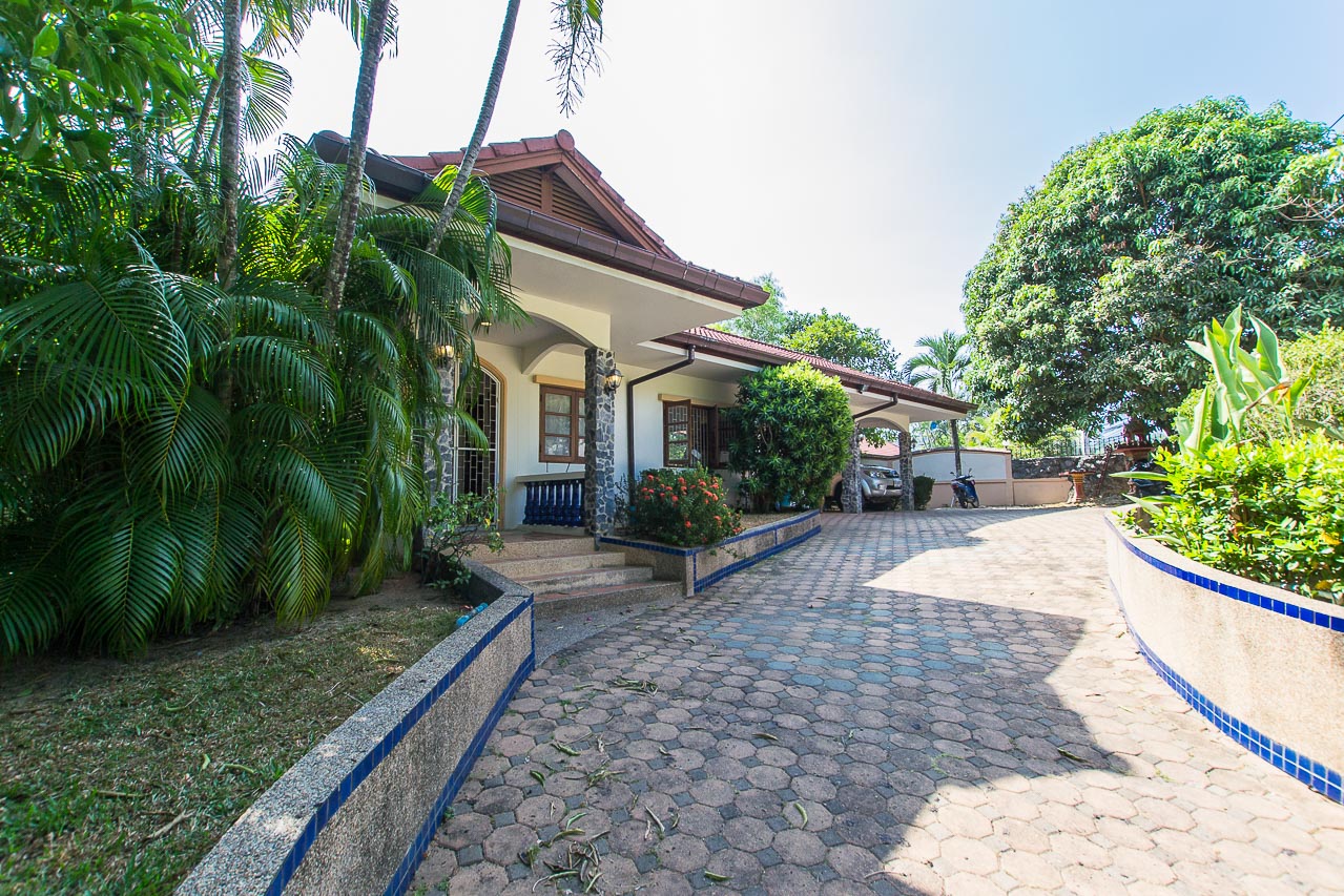 House for sale on 1000sqm in Nai Harn phuket