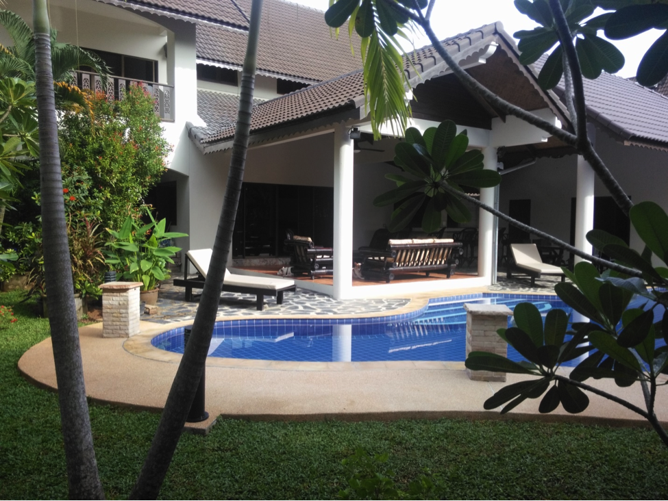 4 bed and 4 bathroom house on 400sqm in Rawai Phuket