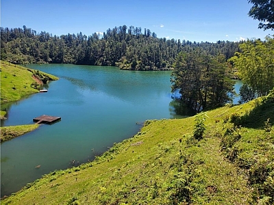 LOTE EN EL PEÑOL, CON SALIDA A LA REPRESA.