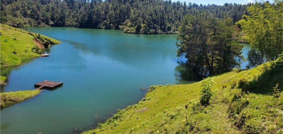 LOTE EN EL PEÑOL, CON SALIDA A LA REPRESA.