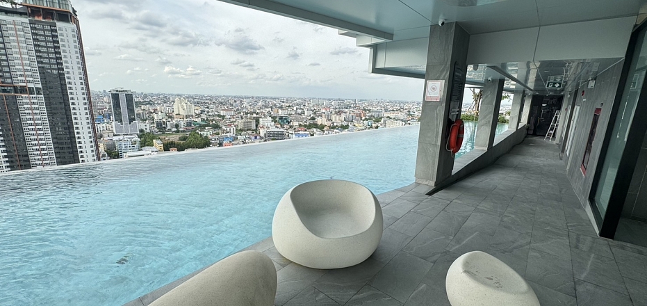 Soho Bangkok Ratchada | Hot New Luxury High-Rise Condo at the New Central Business District next to MRT Huai Khwang - Free Full Furniture - Resale of 2 Bed Loft Corner Unit on the 21st Floor | 22% Below Market Price!