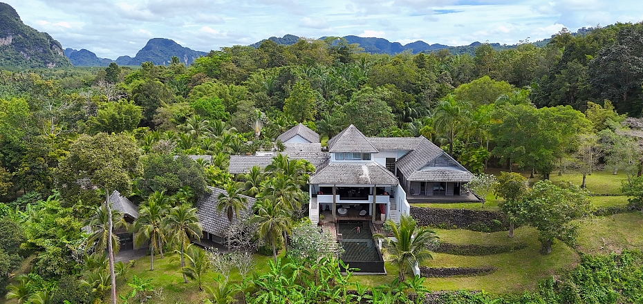 Luxurious Oceanfront Villa with 5 Bedrooms and Expansive Land for Sale in Ao Luak, Krabi